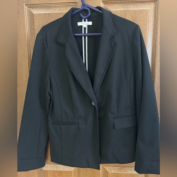 Ellen Tracy Jackets & Blazers - Women’s blazer.Like new.Perfect for workorcasual. Comfortablestretchy fabric.SFH